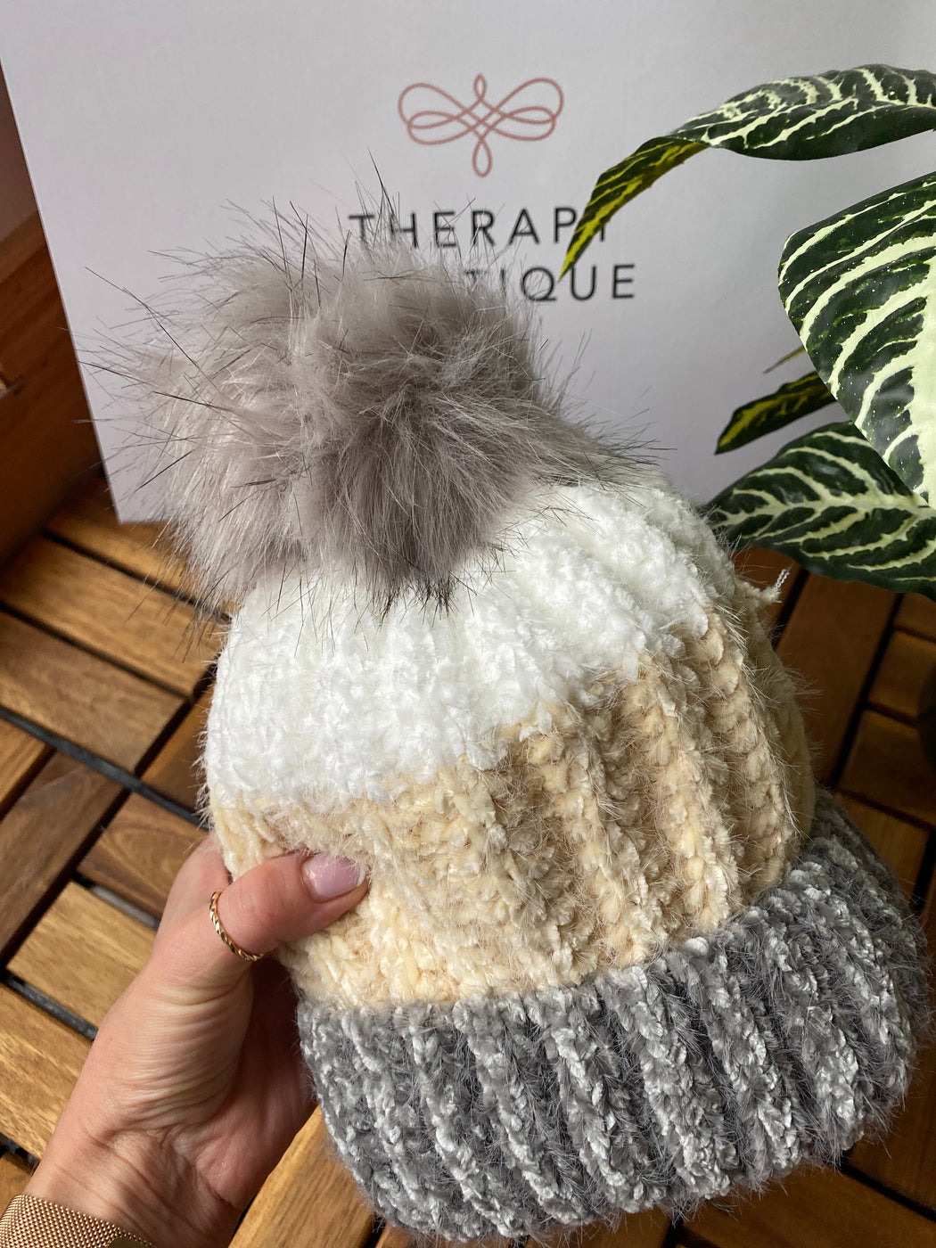Aurora Pom hat