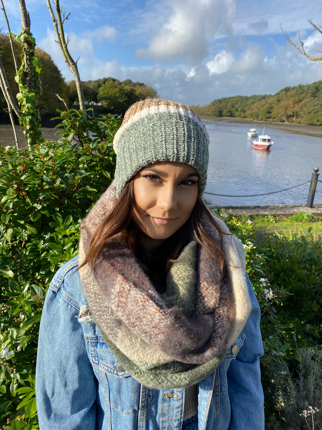 Amy green beige Pom hat