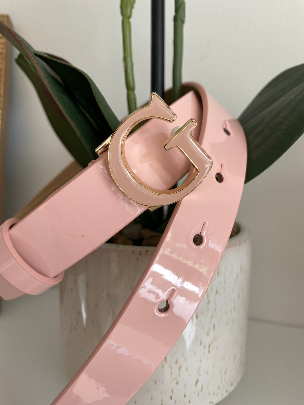 BW7578VIN25 Blush pink guess logo belt