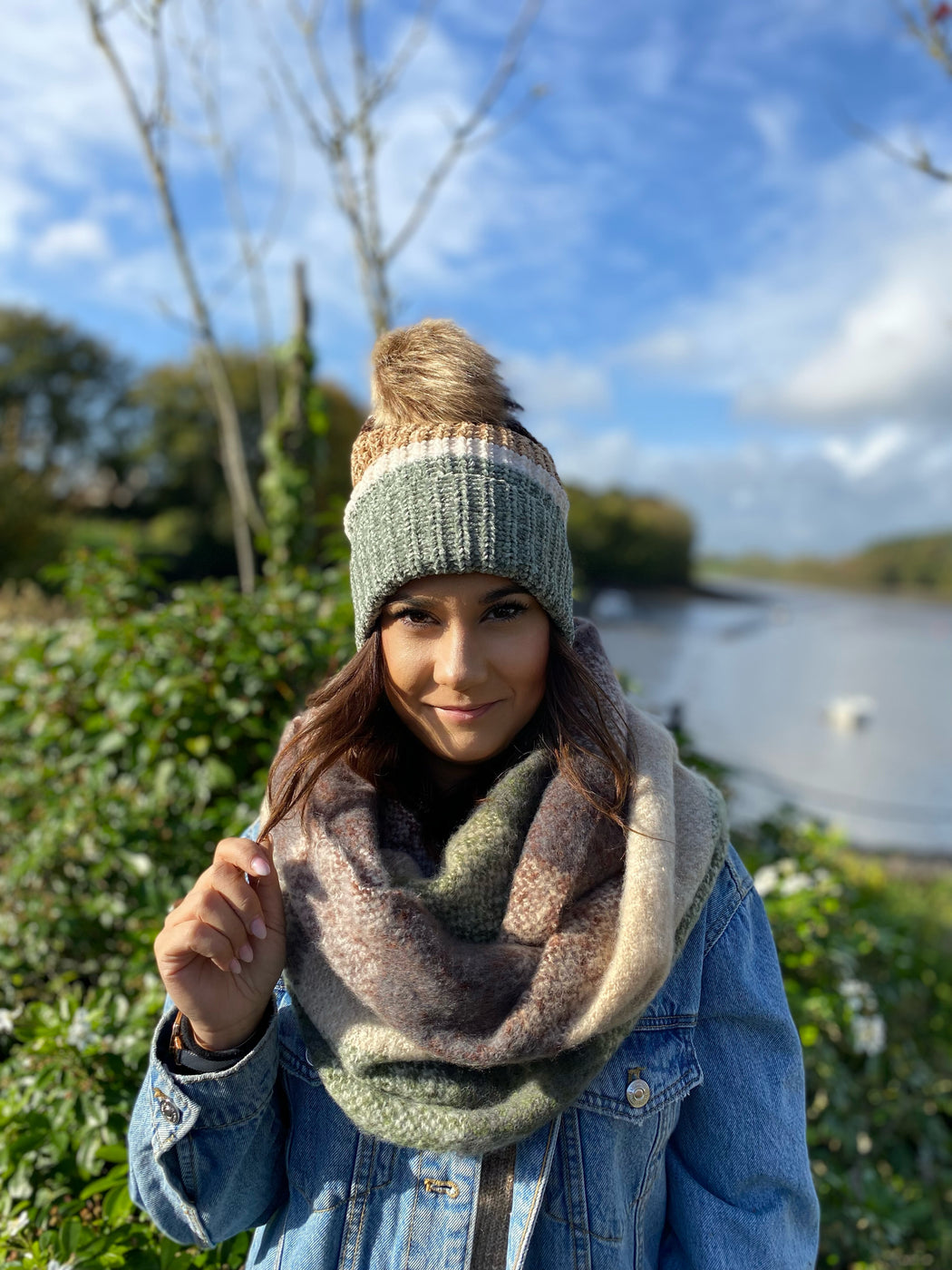 Amy green beige Pom hat