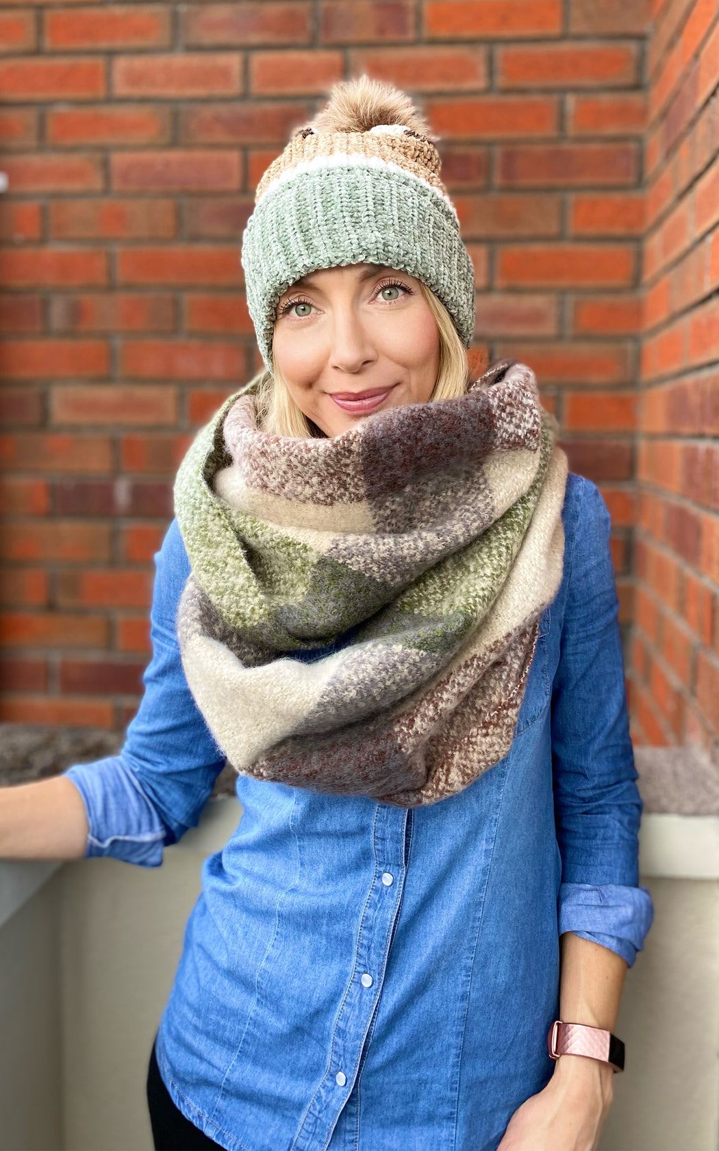 Amy green beige Pom hat
