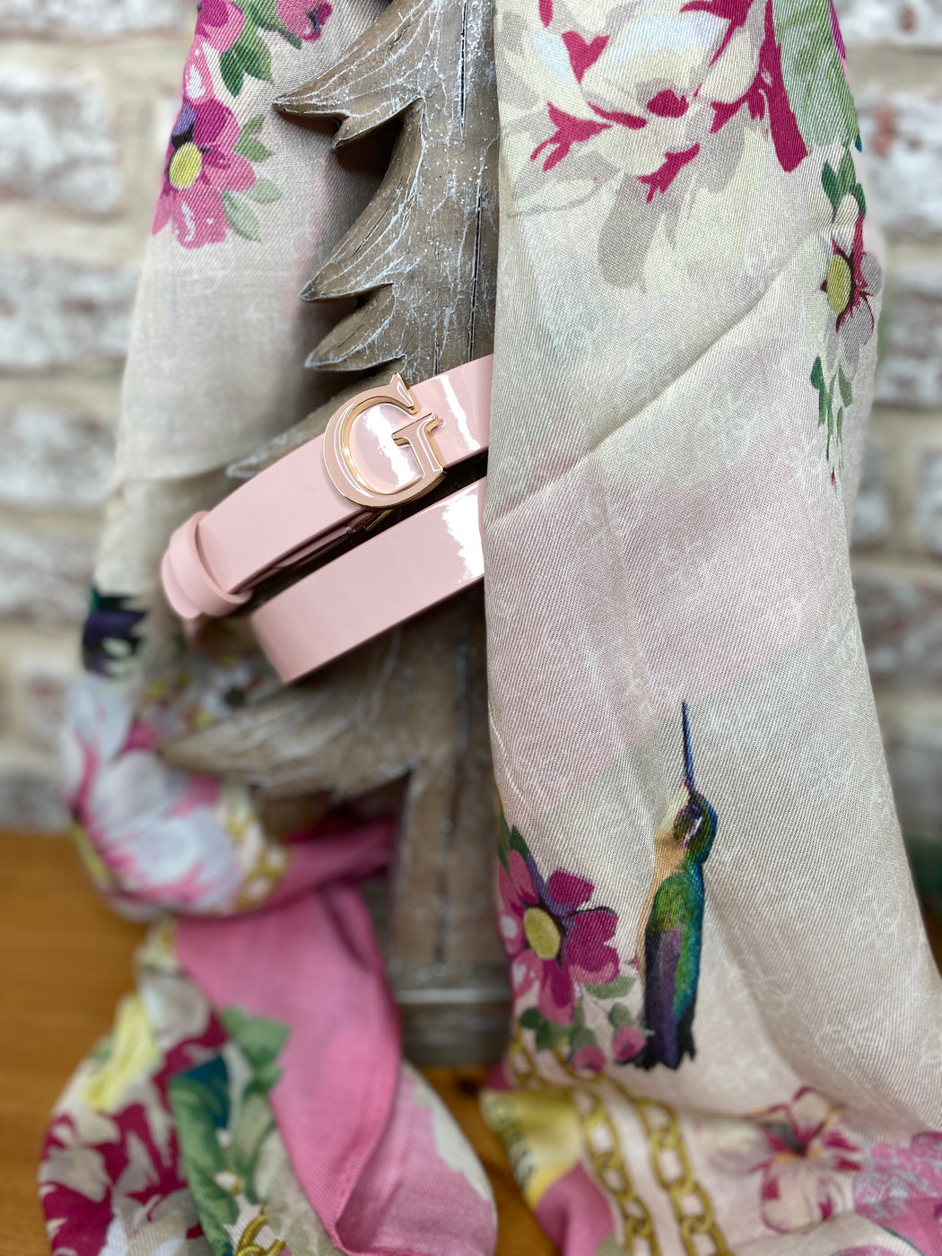 BW7578VIN25 Blush pink guess logo belt