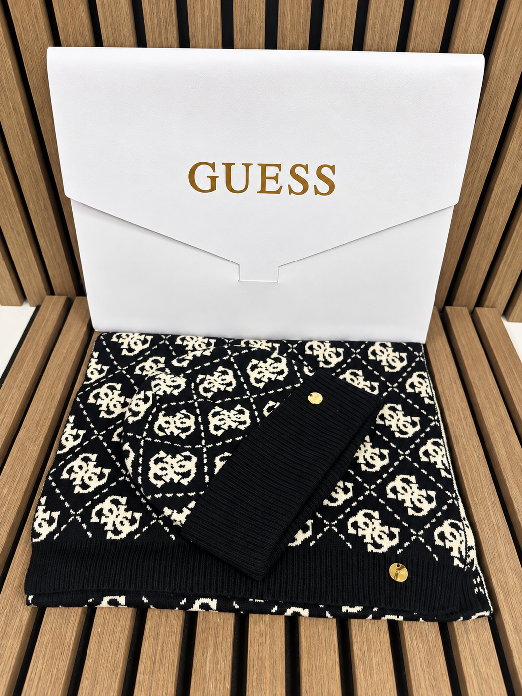 Guess Hat & Scarf Gift Set in BLACK. GFBOXWP6401 - BTU
