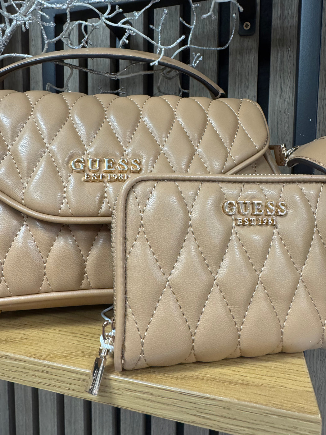 Guess VALLA BEIGE Logo Wallet. QG8122140.