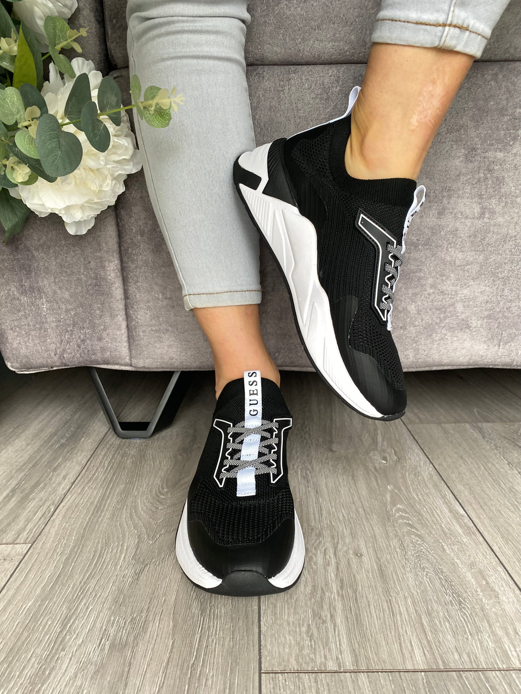 Guess black/white trainer