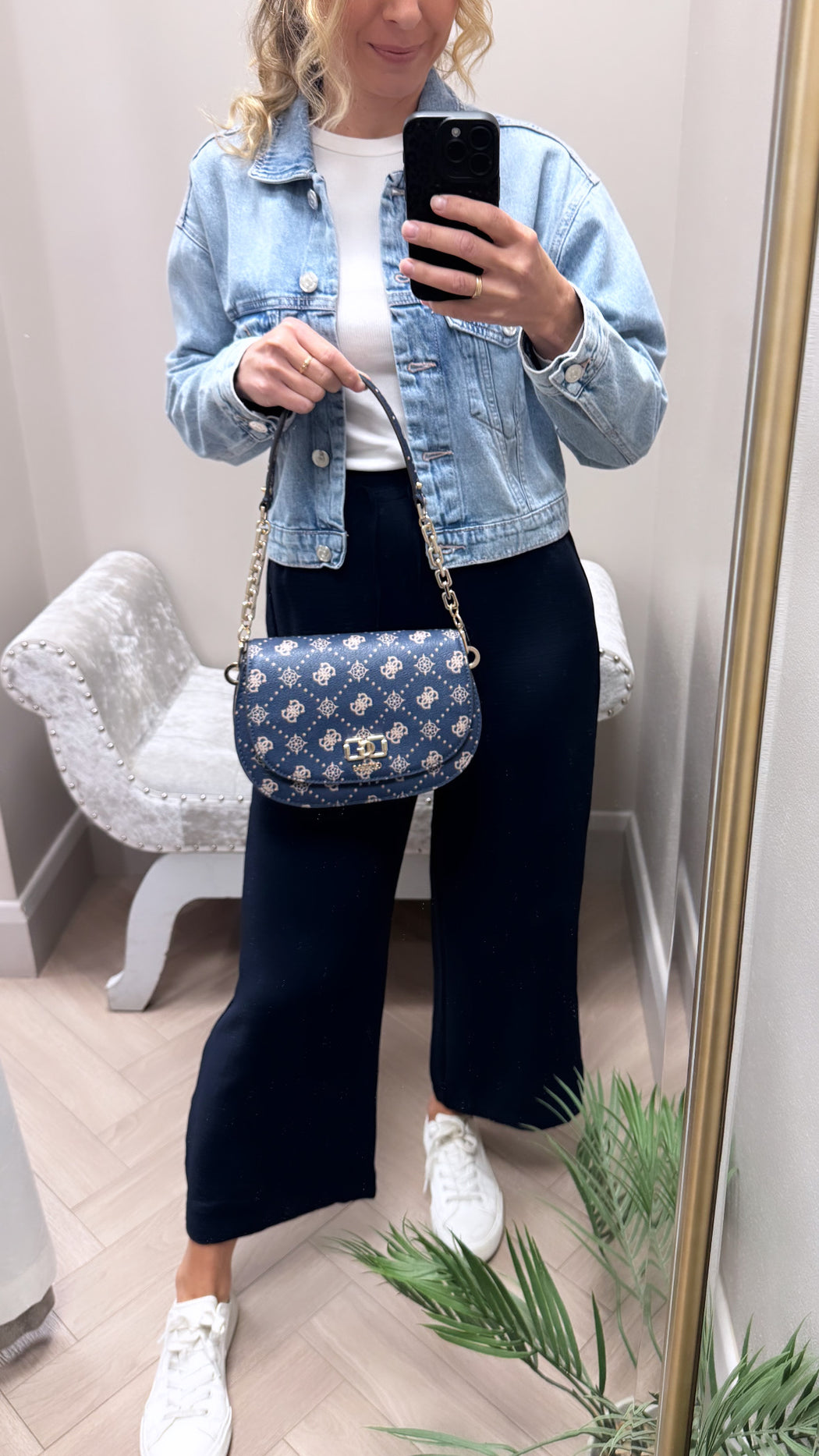 Emelie guess navy logo shoulder / crossbody BG950117