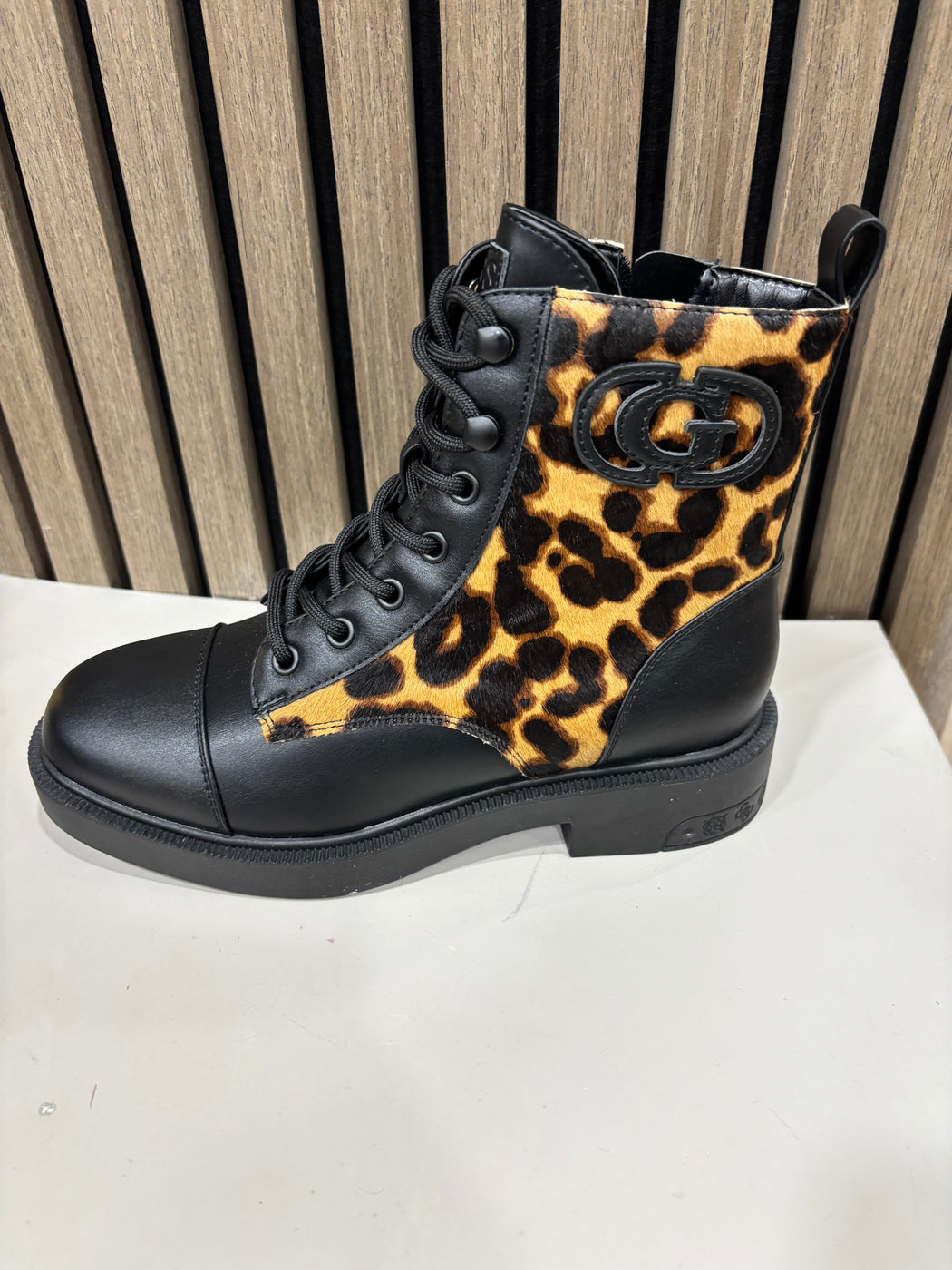 Guess Animal print Boots. FLTFNNPEL10