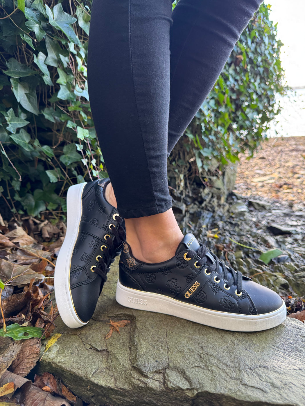Black guess logo embossed sneaker flfbtzfal12