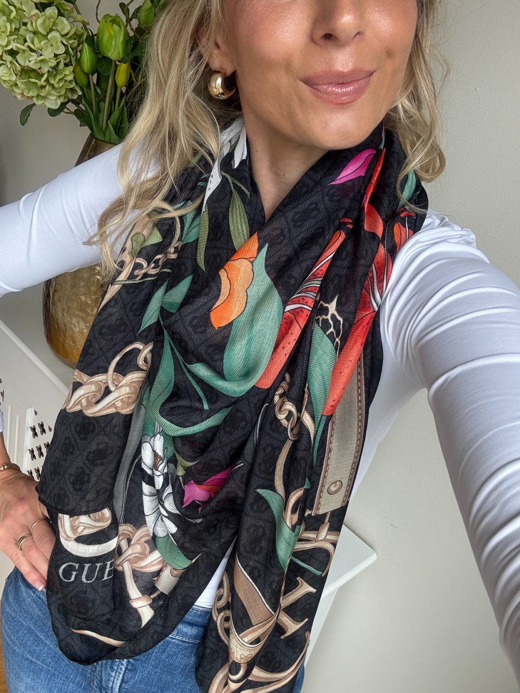 Guess black 4G logo floral kefiah shawl aw5346POL03-BLA