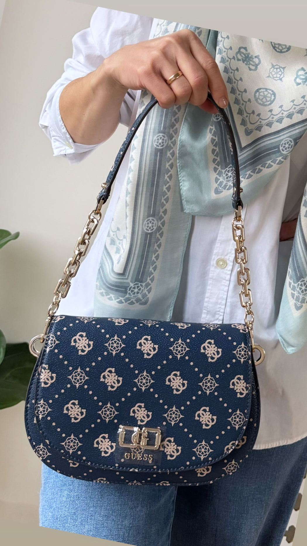 Emelie guess navy logo shoulder / crossbody BG950117