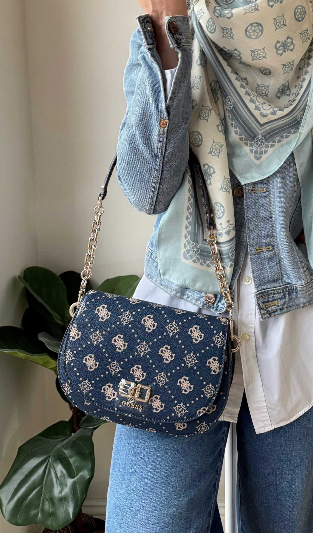 Emelie guess navy logo shoulder / crossbody BG950117