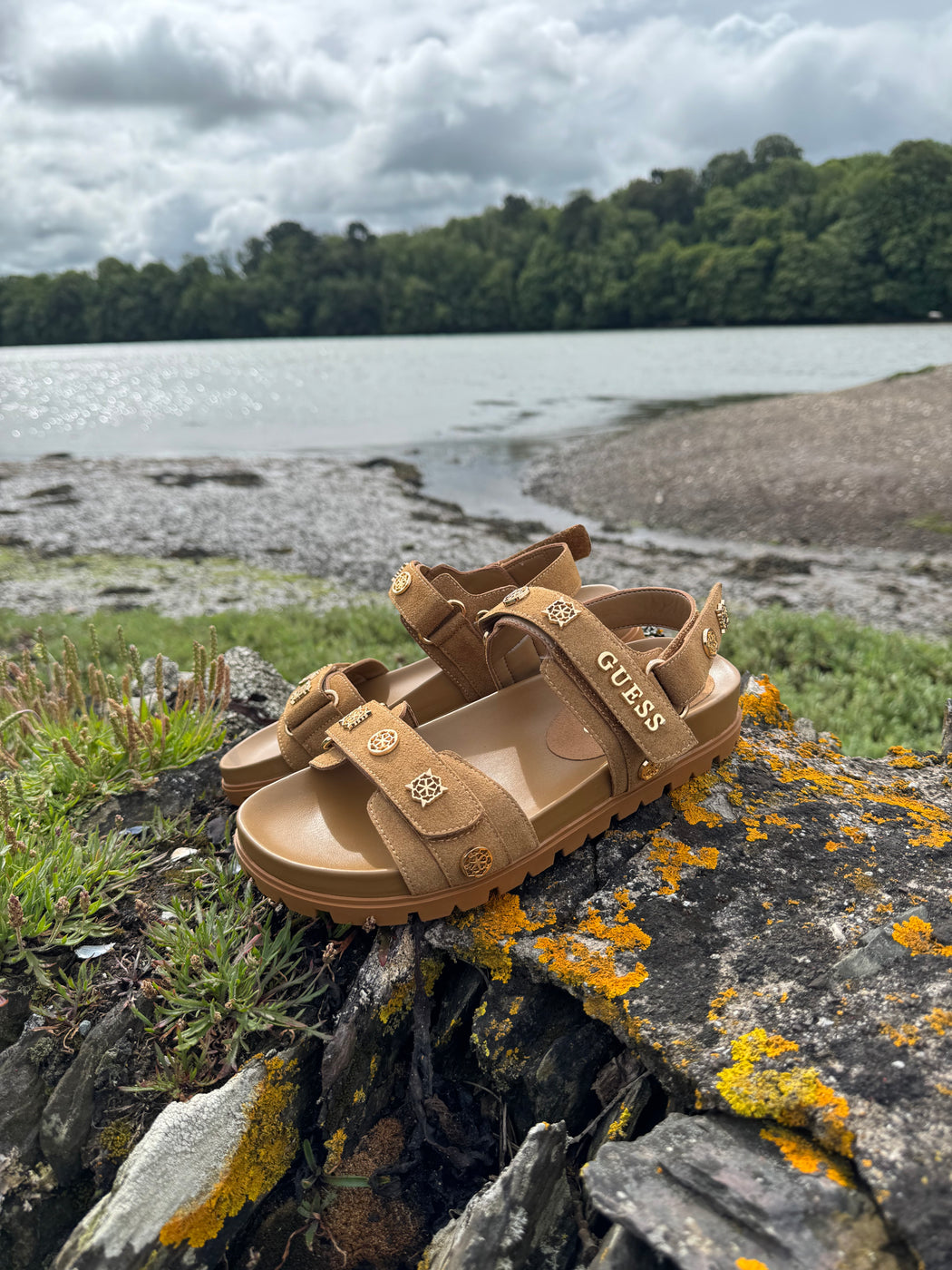 Guess tan suede logo sandals flpflpesu03