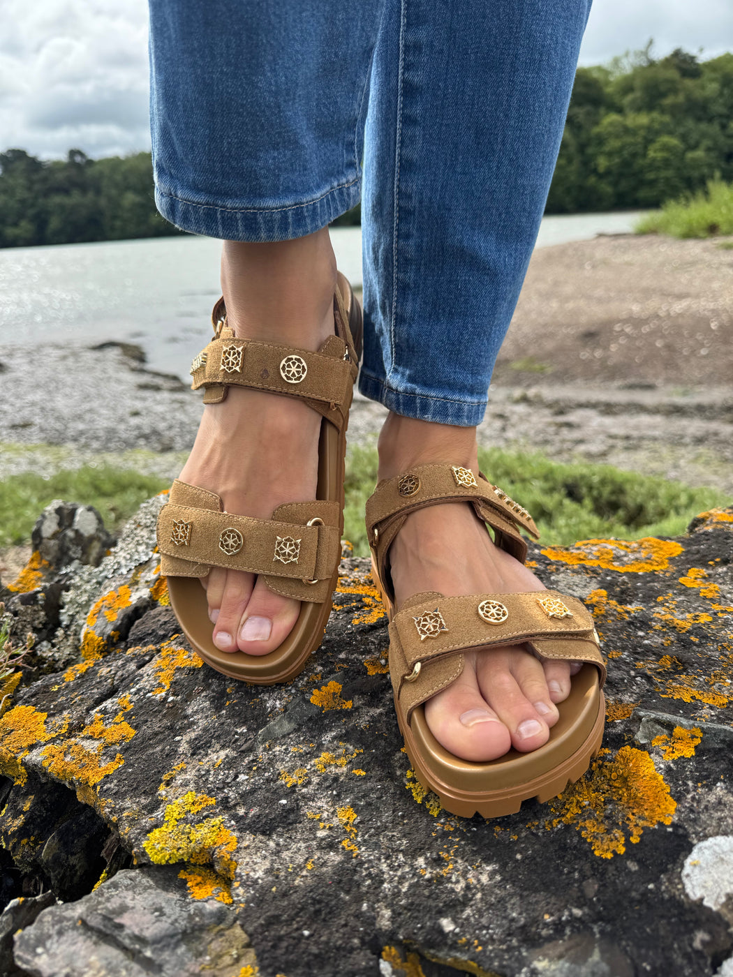 Guess tan suede logo sandals flpflpesu03