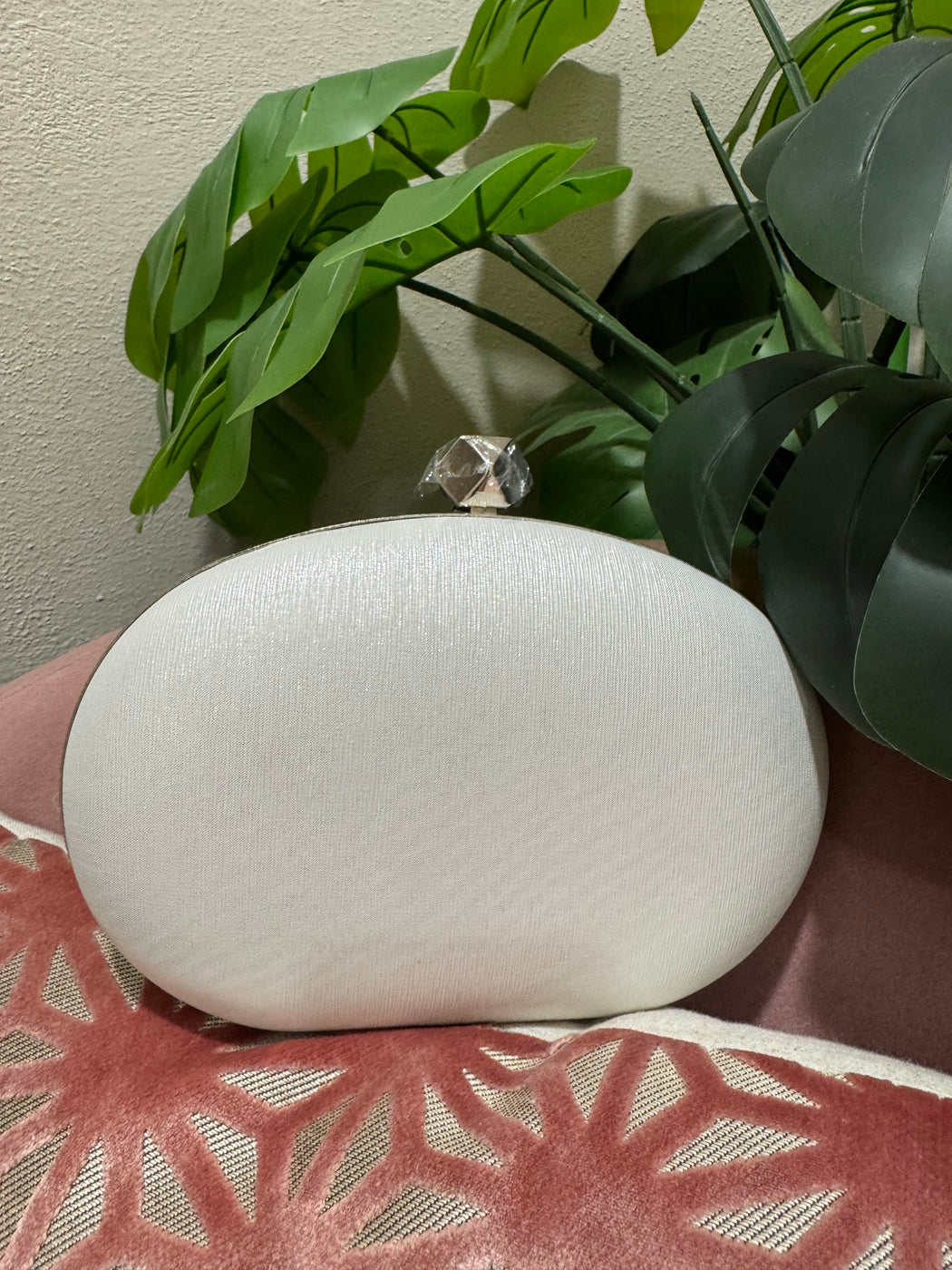Pearl white clutch 10255
