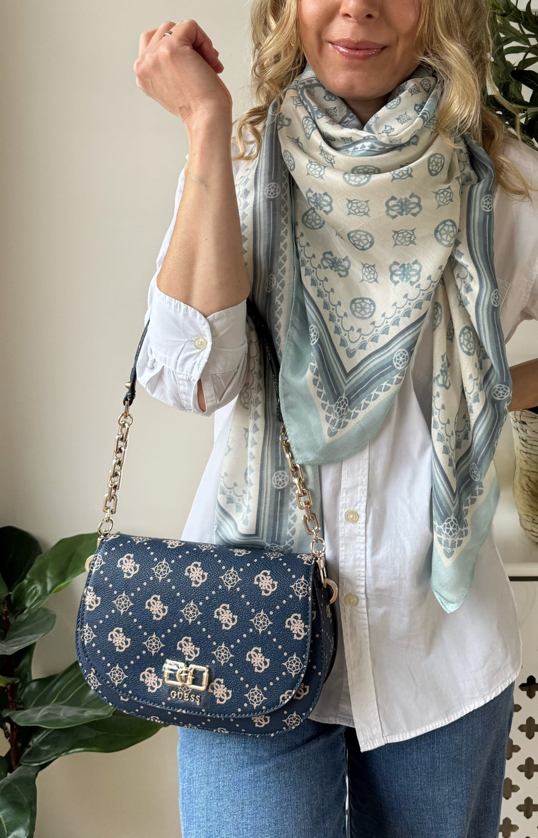 Emelie guess navy logo shoulder / crossbody BG950117