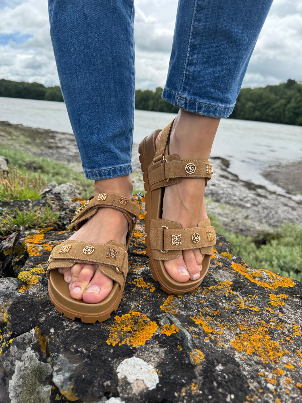 Guess tan suede logo sandals flpflpesu03