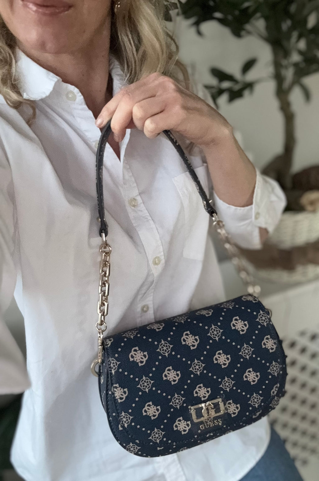 Emelie guess navy logo shoulder / crossbody BG950117