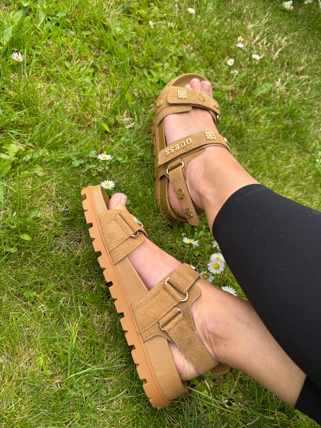 Guess tan suede logo sandals flpflpesu03