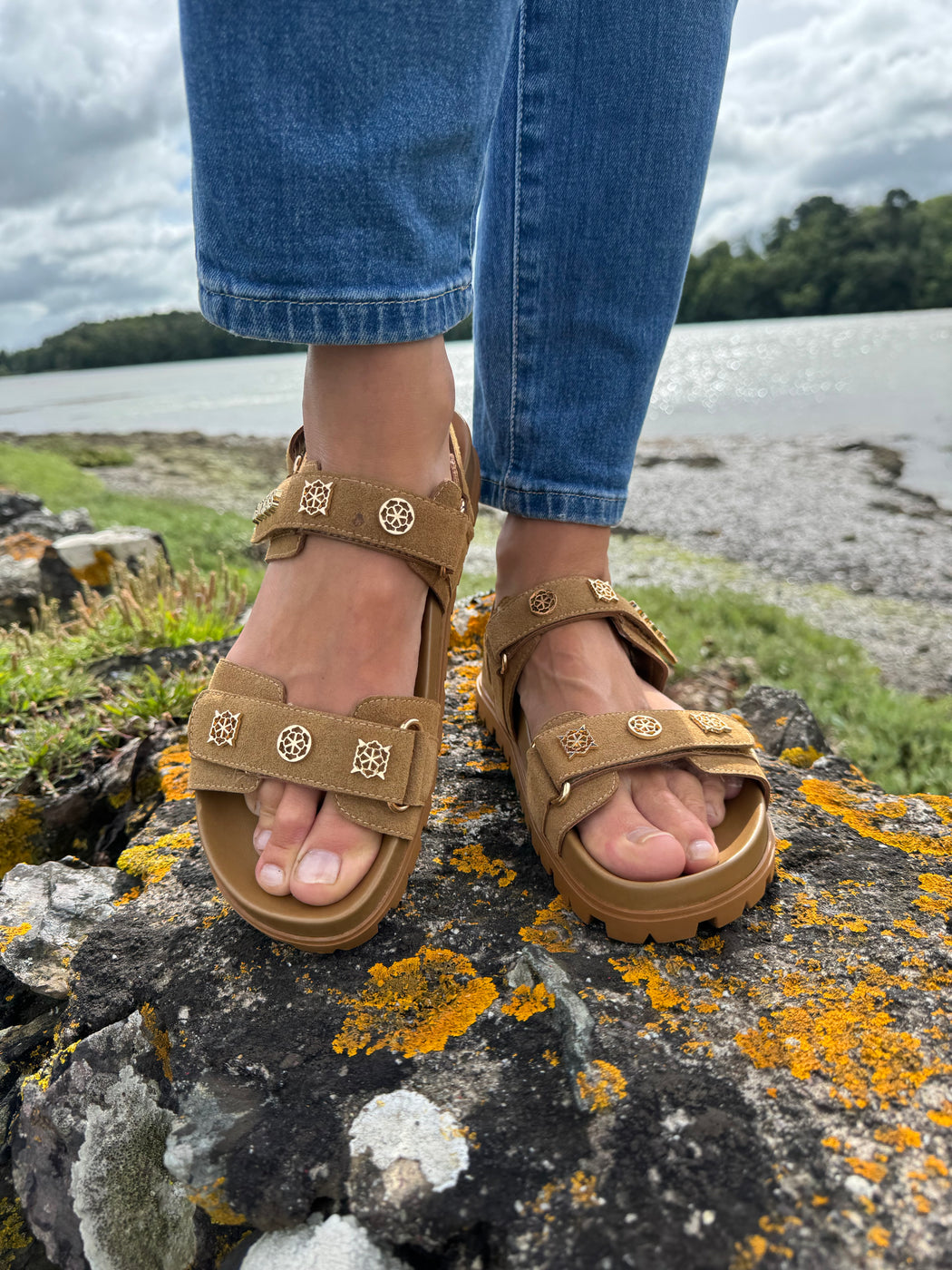 Guess tan suede logo sandals flpflpesu03