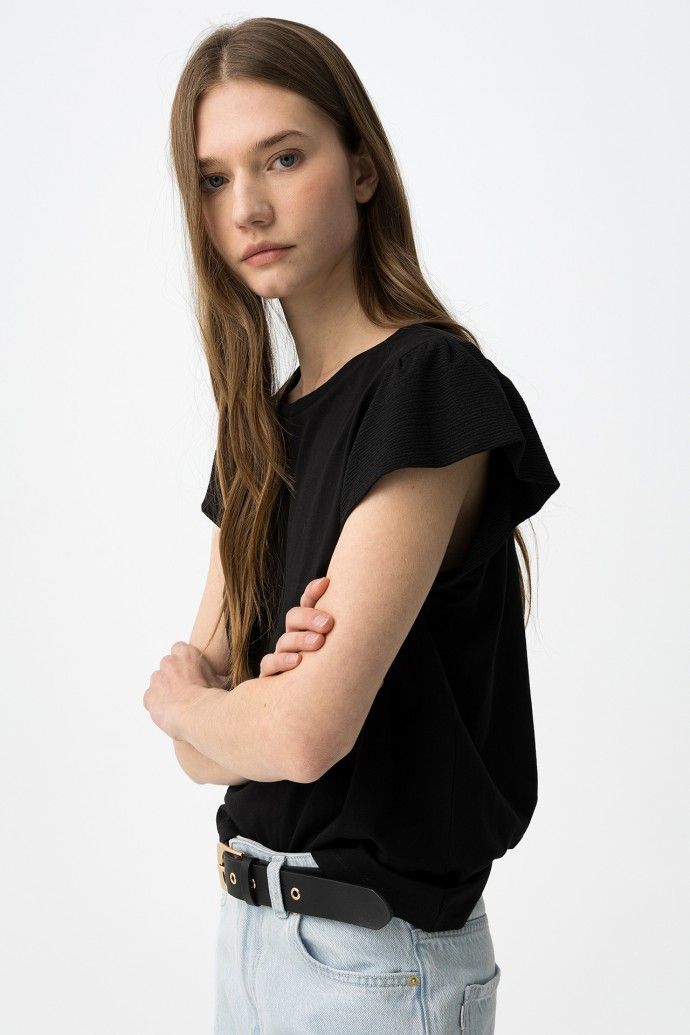 Kira black t/ round neck