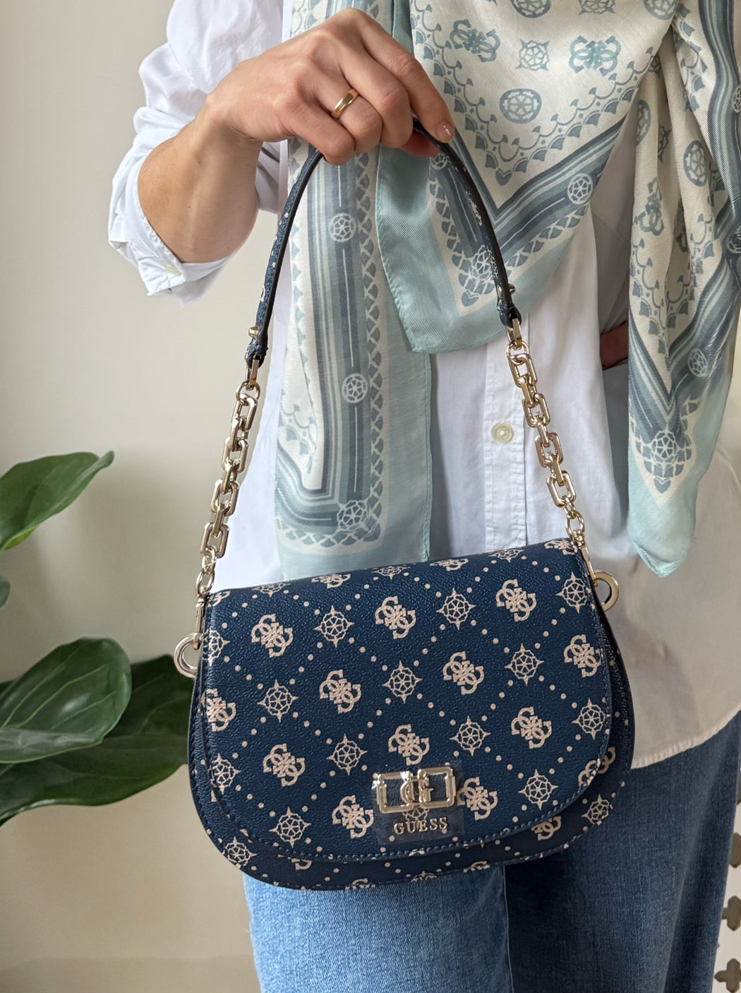 Emelie guess navy logo shoulder / crossbody BG950117