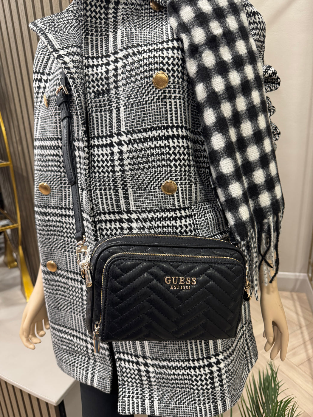 Guess black anning shoulder bag QG950814