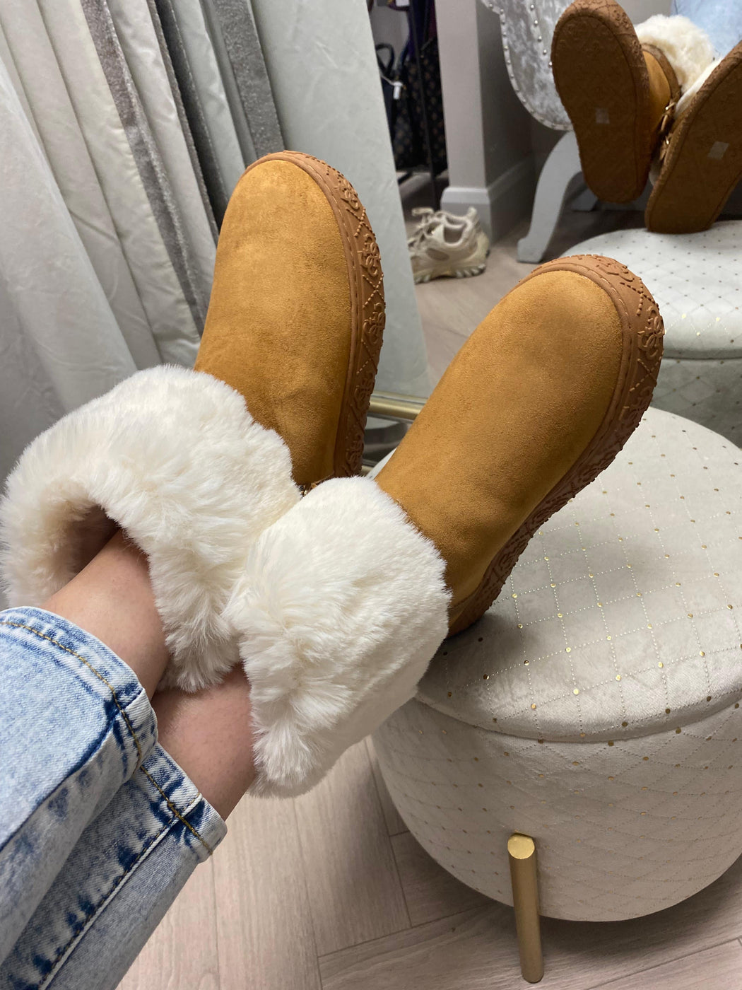 FLFUNCESU10 Guess tan fur boots