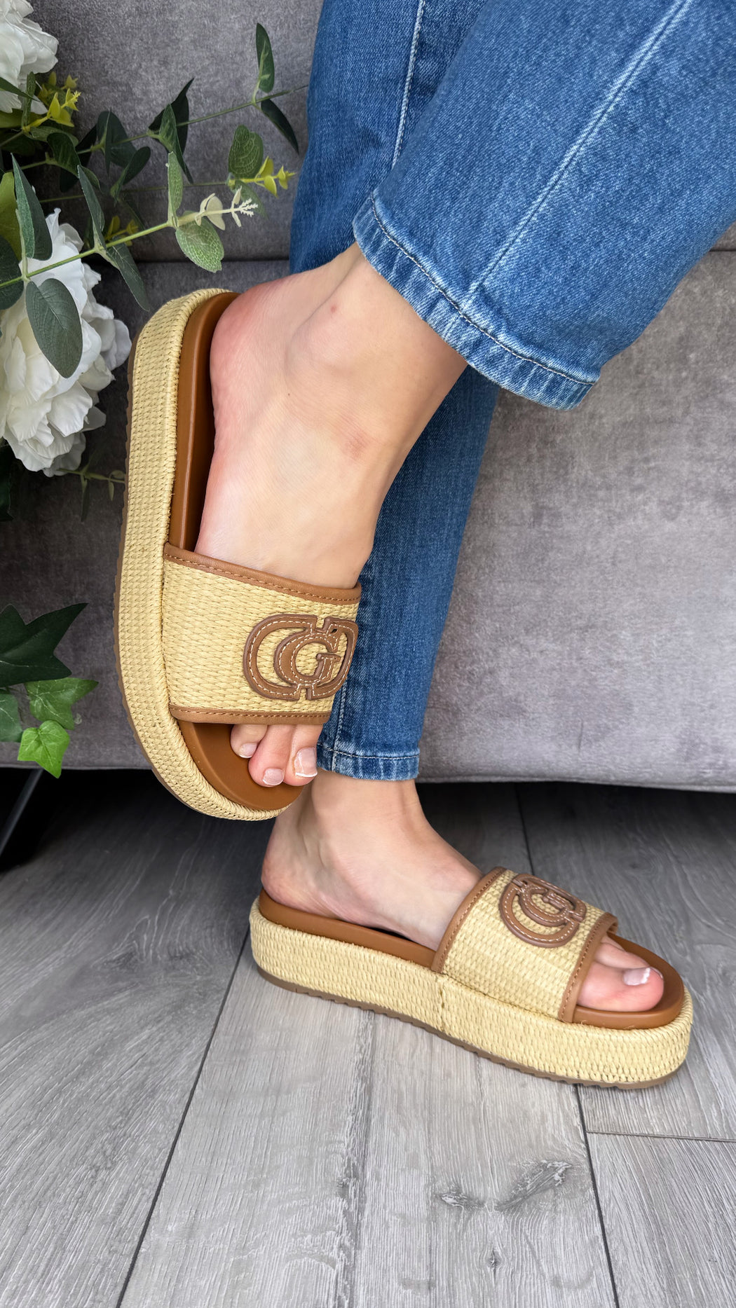 Guess natural cognac slider