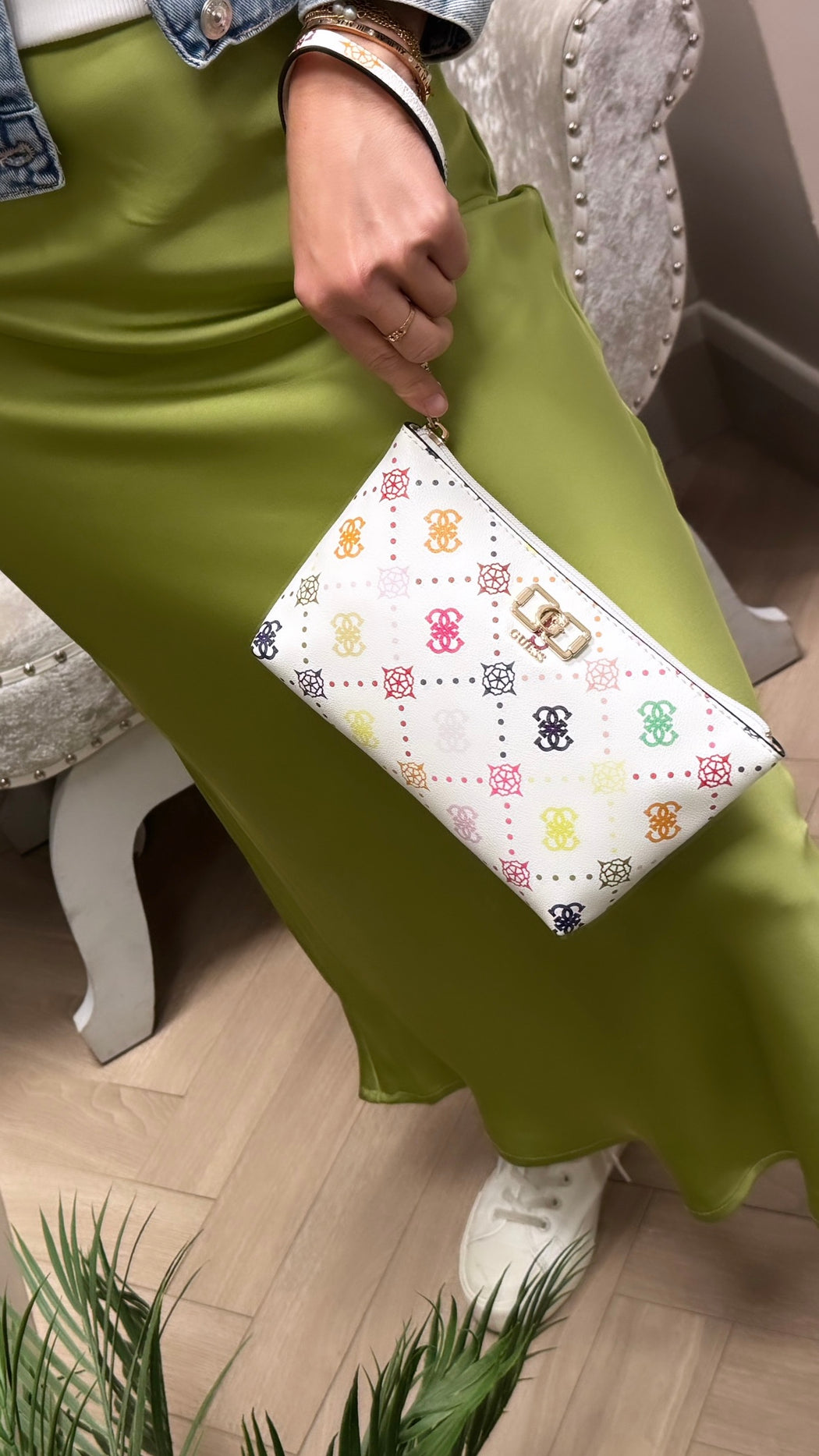 Guess emelie multi logo clutch gm9928145