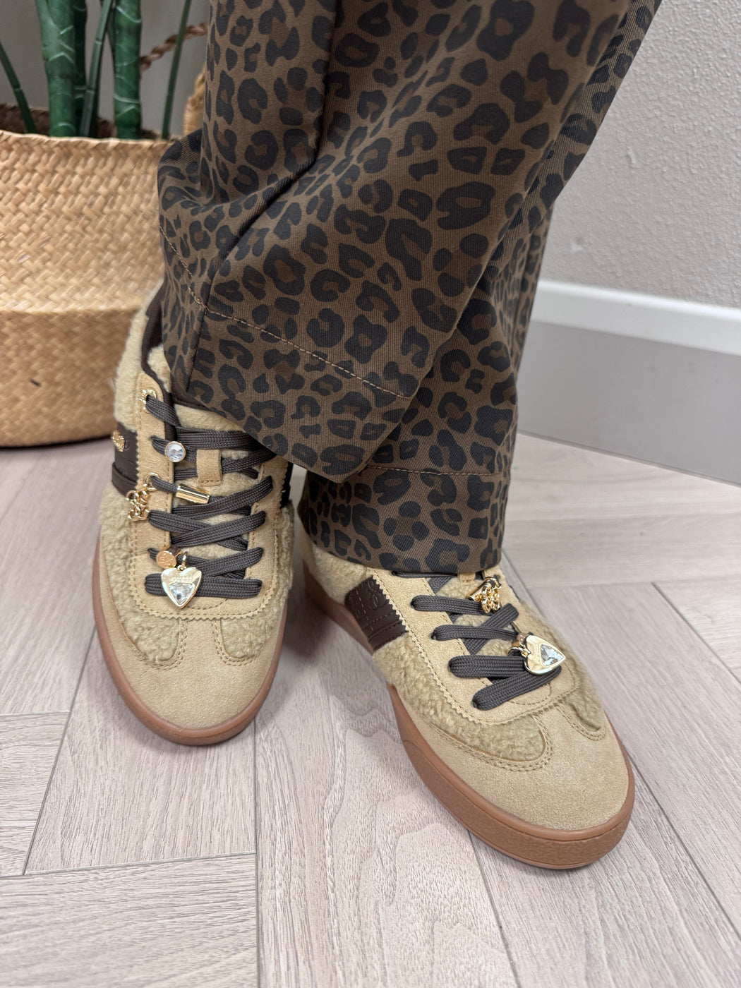 Guess beige teddy trainers flfn3afur12