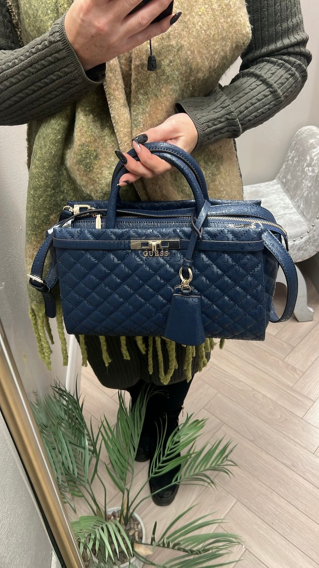 Guess bag GG815706 MIDNIGHT
IDRA