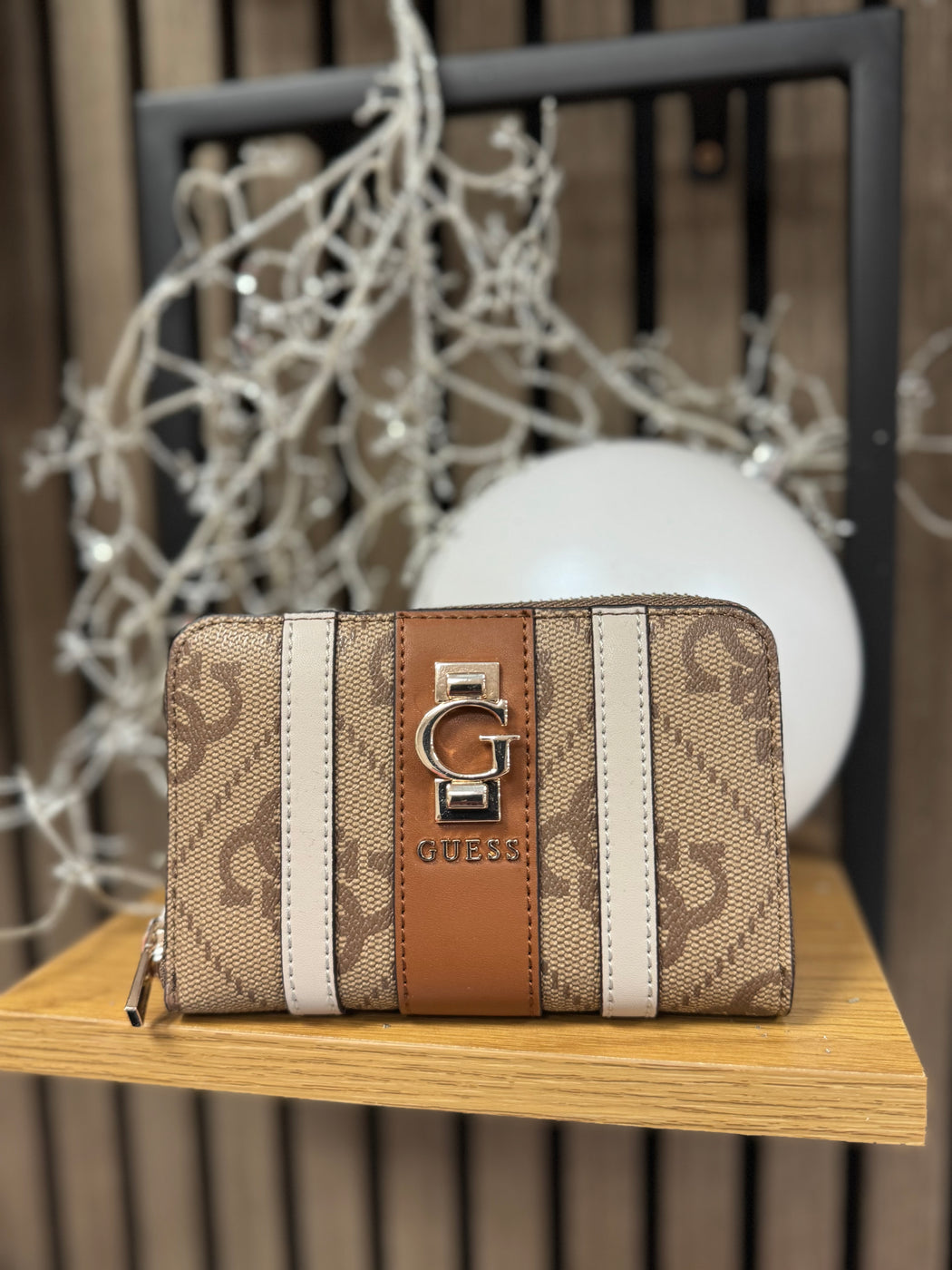 Guess ERENIA LATTE logo wallet. SO7838140