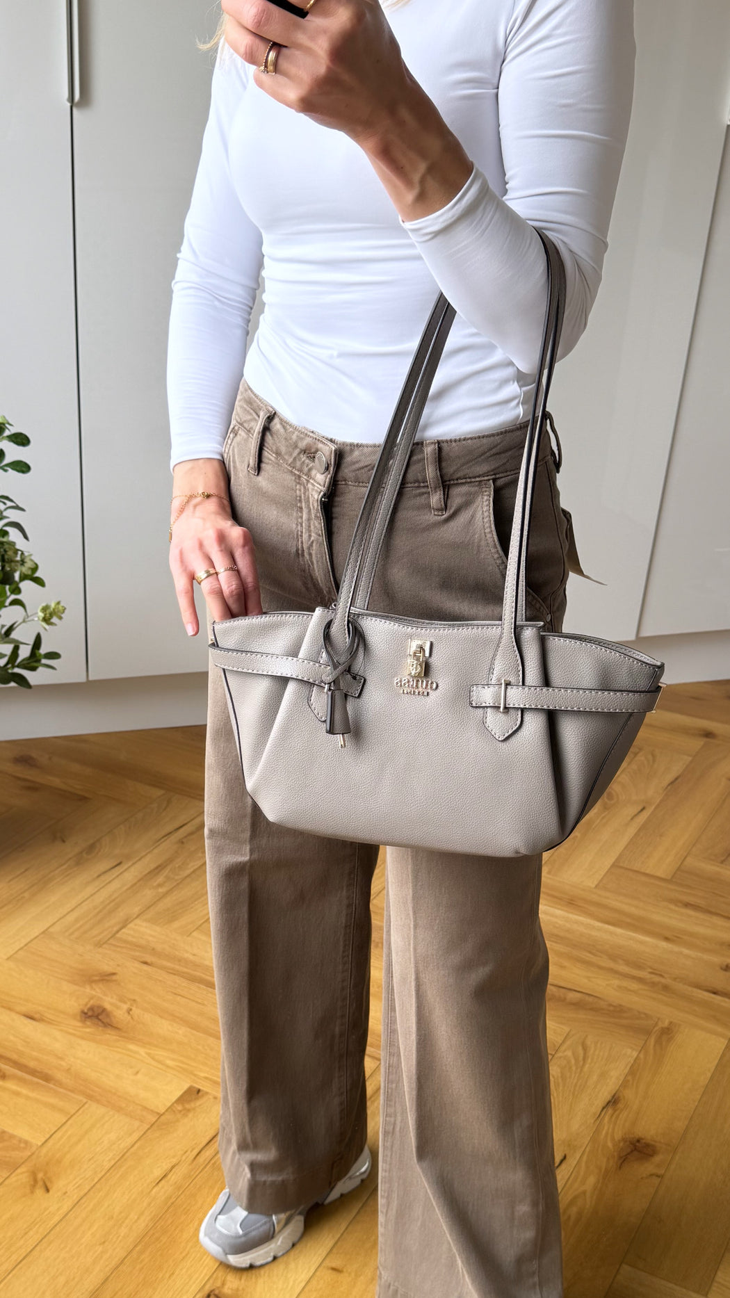 Guess dark taupe yesba BG783308