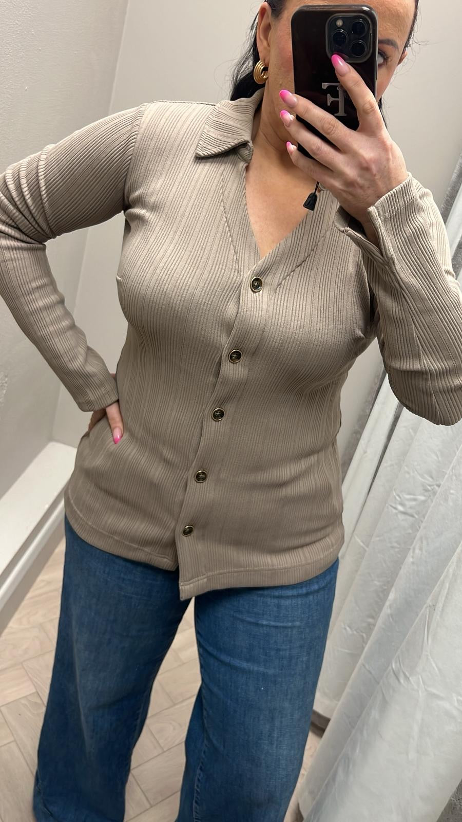 Guess ripped-beige v neck with collar to w6rp18kd032-A10L