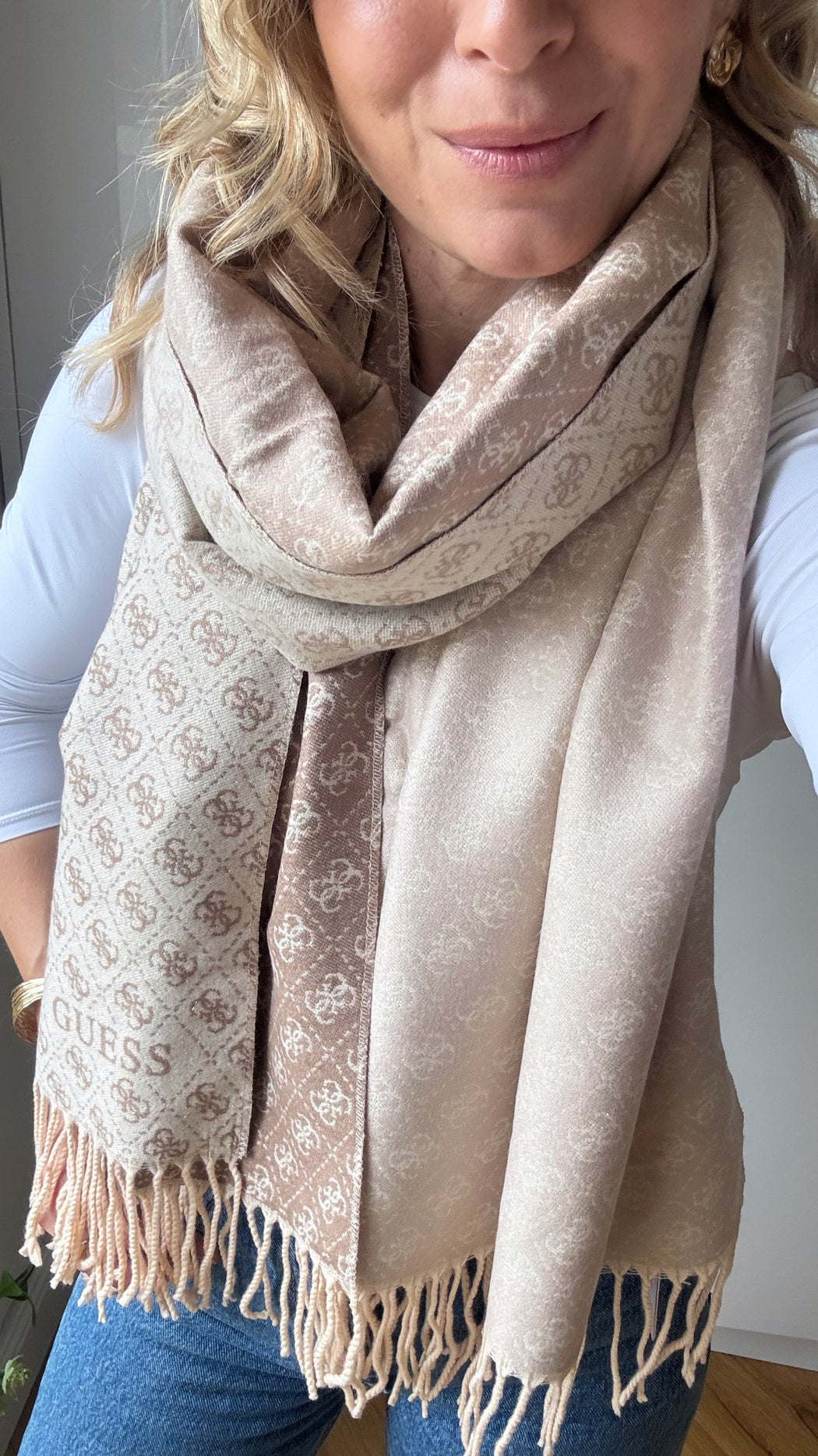Guess reversible beige logo scarf aw5663vis03