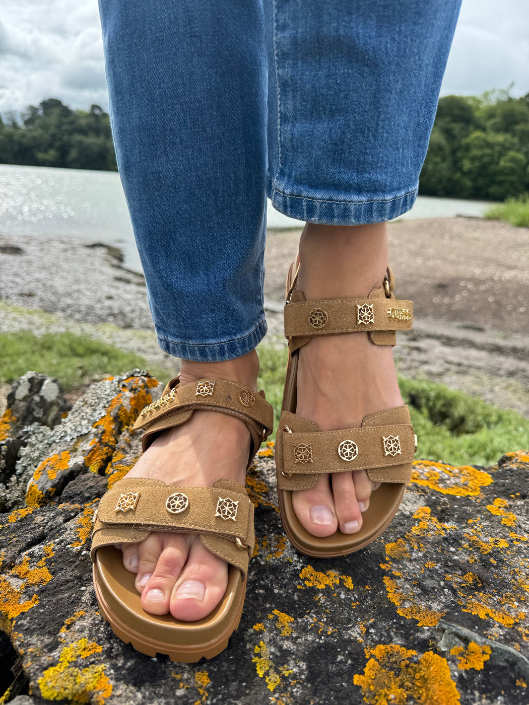 Guess tan suede logo sandals flpflpesu03