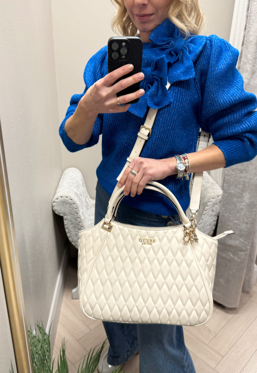 Guess VALLA Bag. QG812222