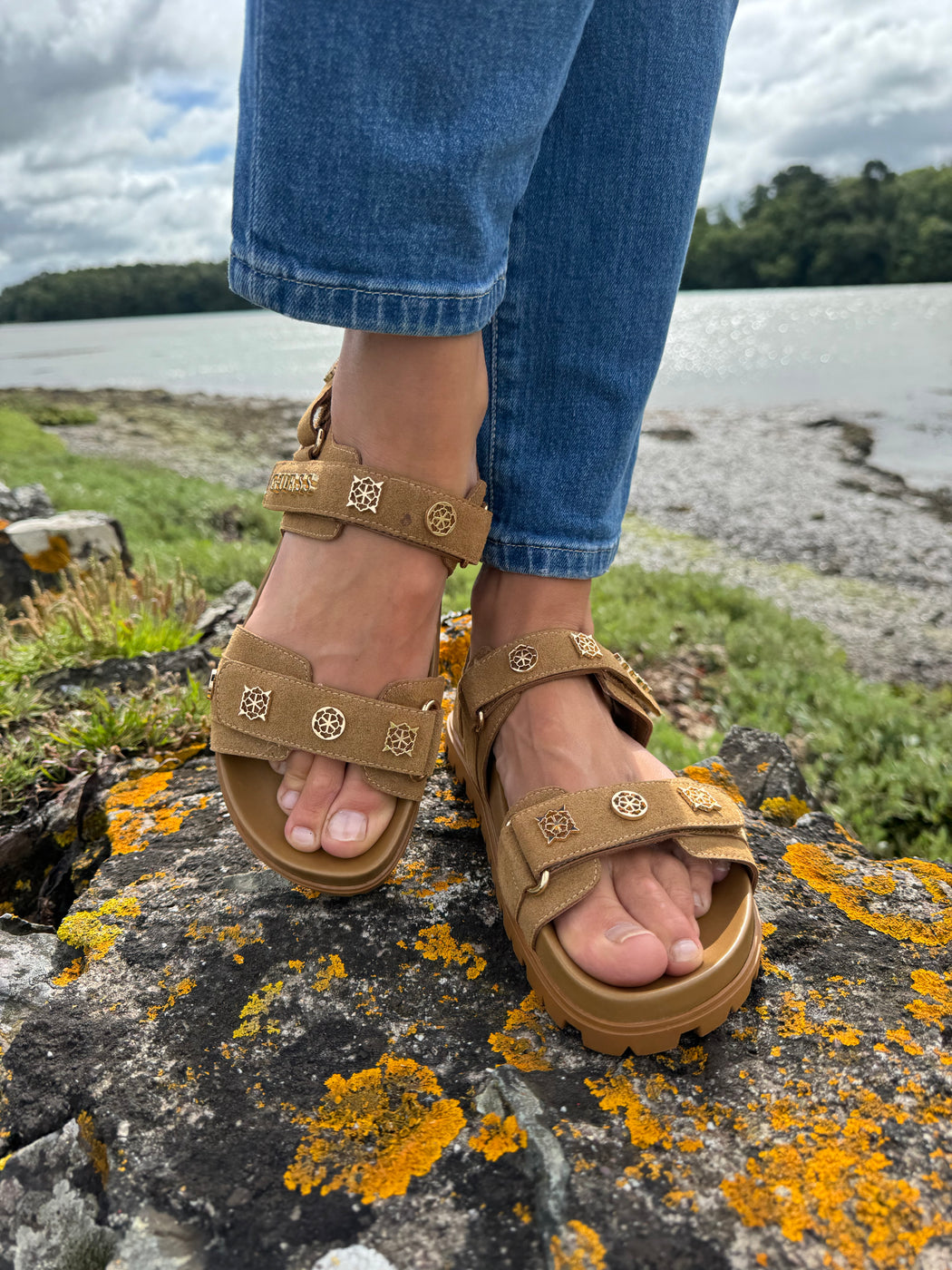 Guess tan suede logo sandals flpflpesu03
