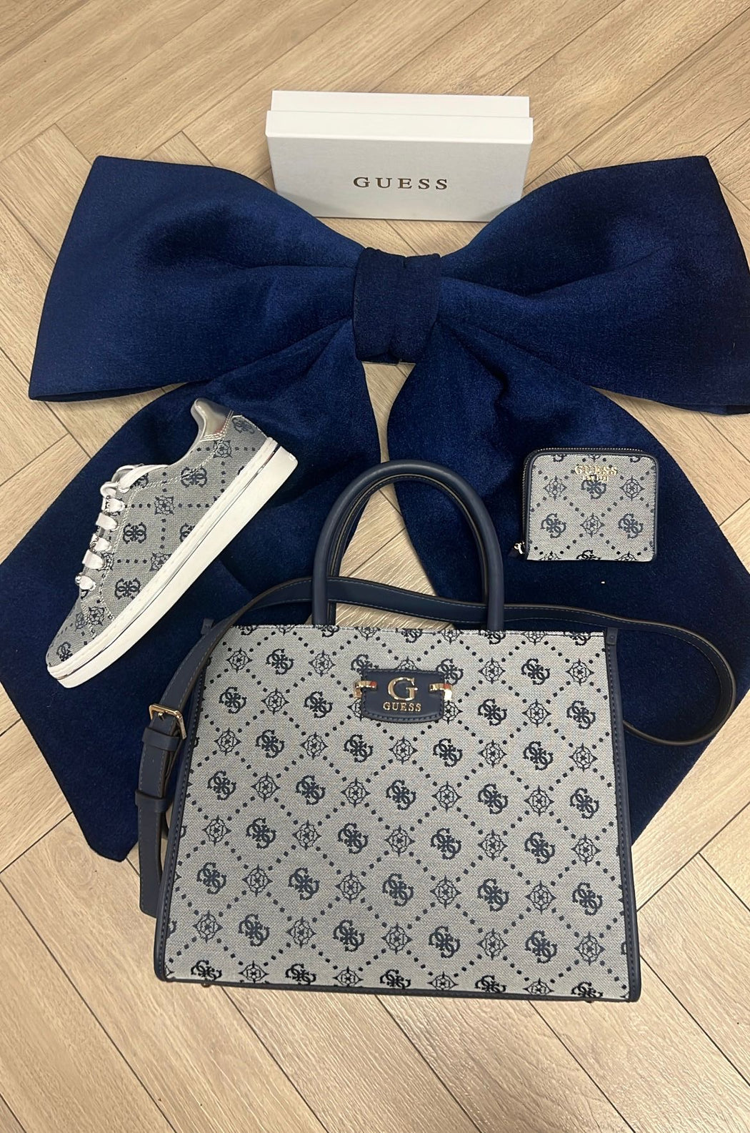 Guess navy silver logo sneaker flytss2fal12