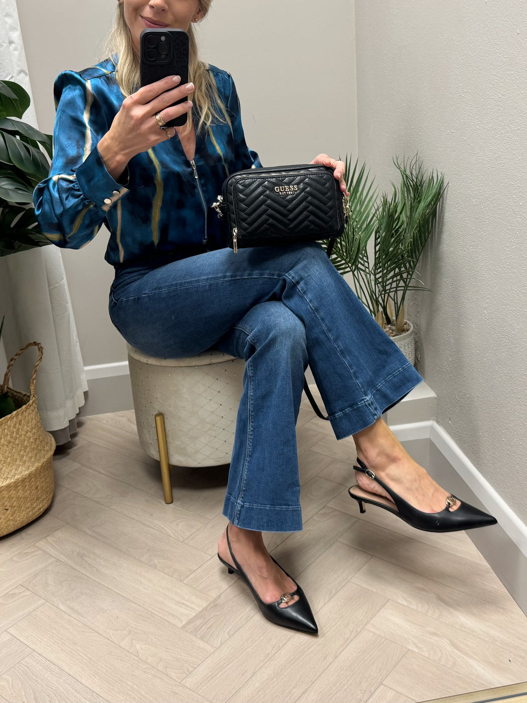 Guess black anning shoulder bag QG950814