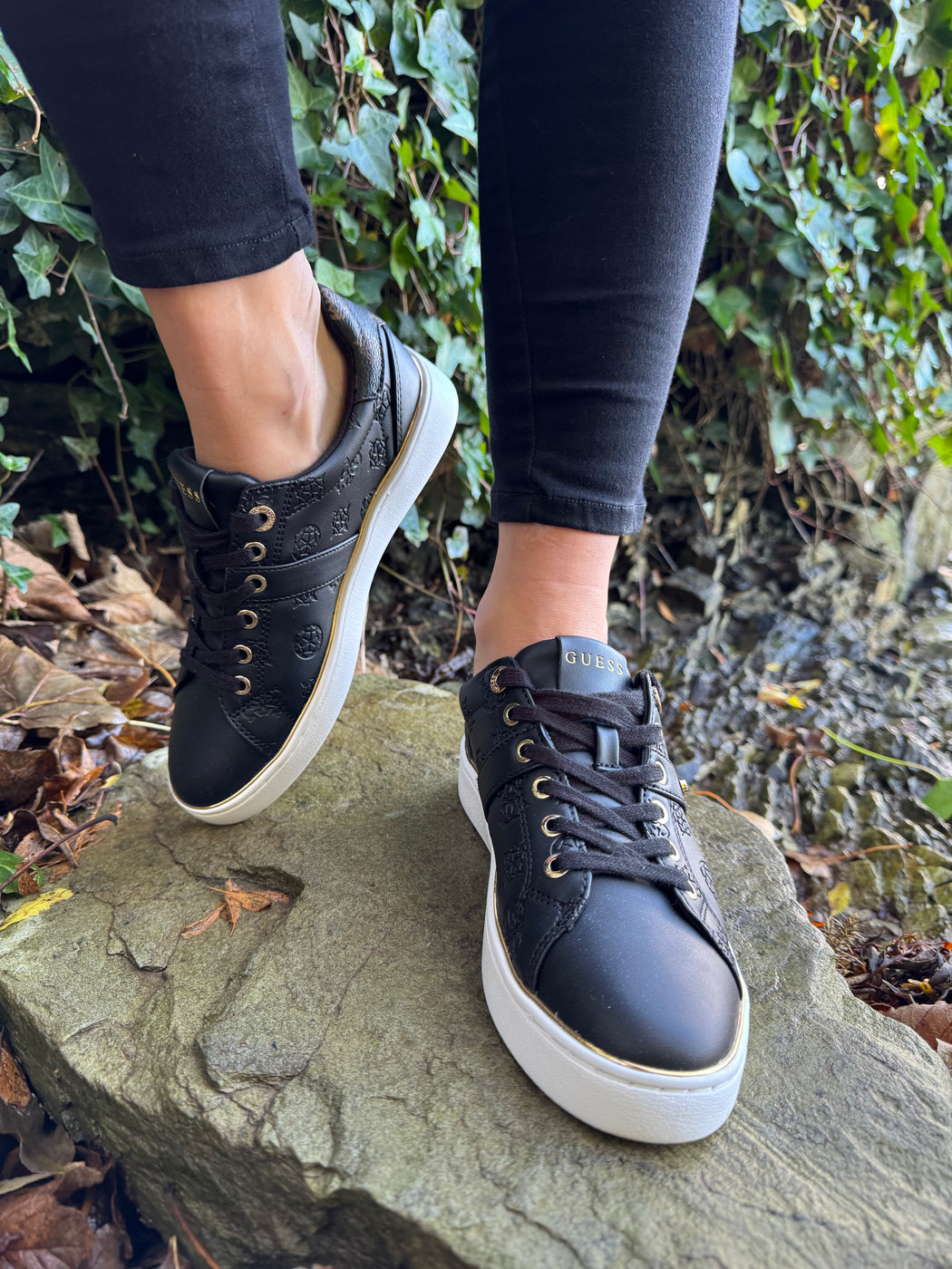 Black guess logo embossed sneaker flfbtzfal12