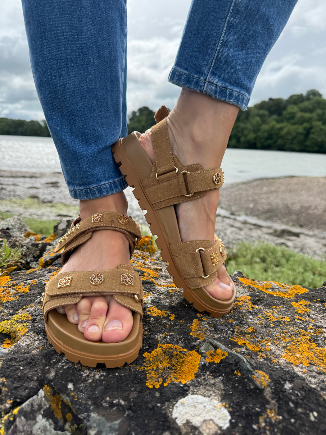 Guess tan suede logo sandals flpflpesu03