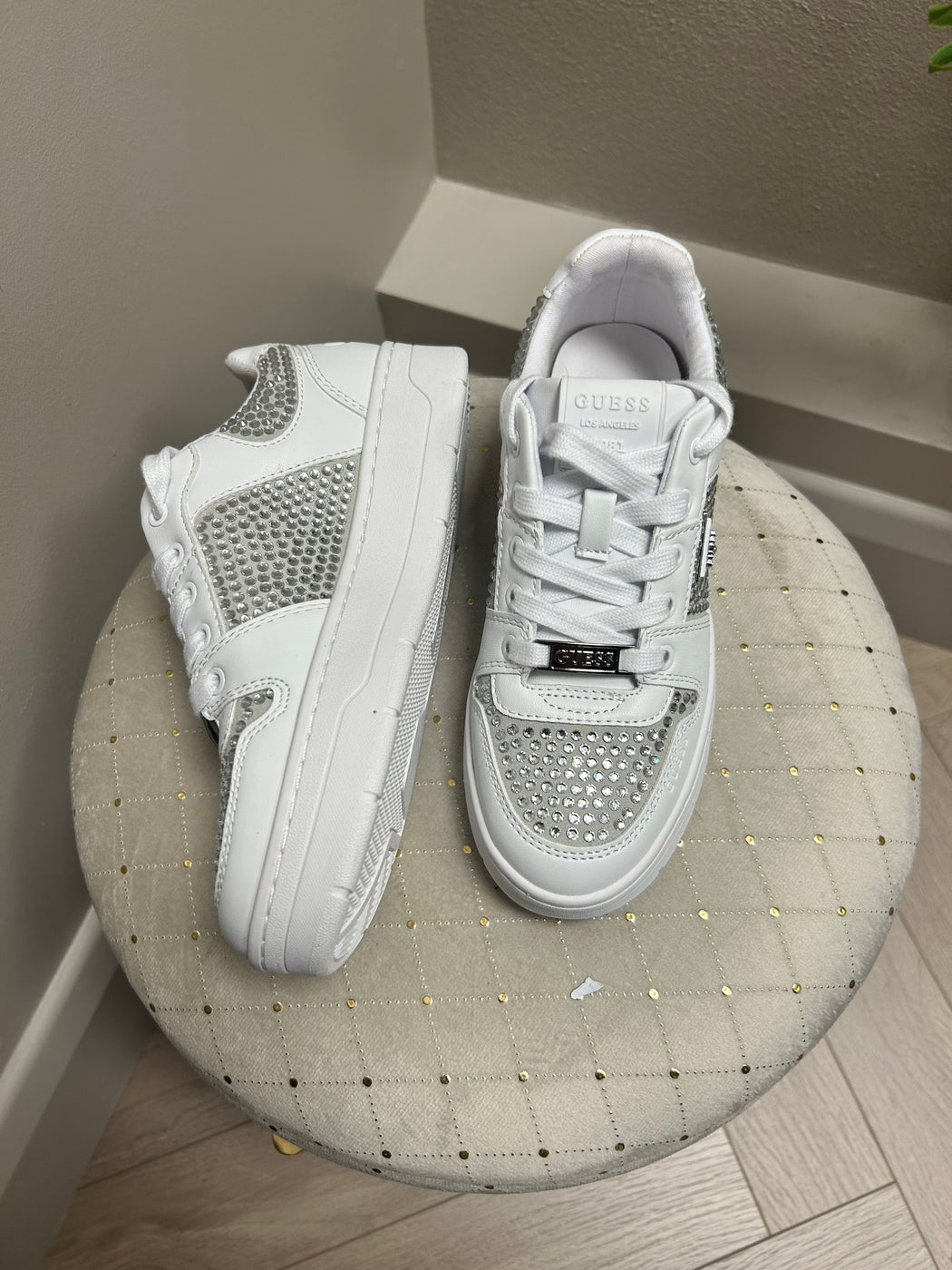 Flfnrsele12 guess white trainer with rhinestones