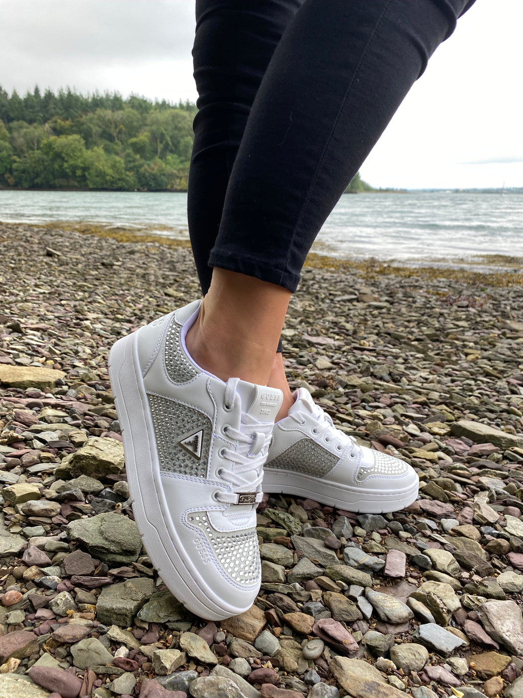 Flfnrsele12 guess white trainer with rhinestones