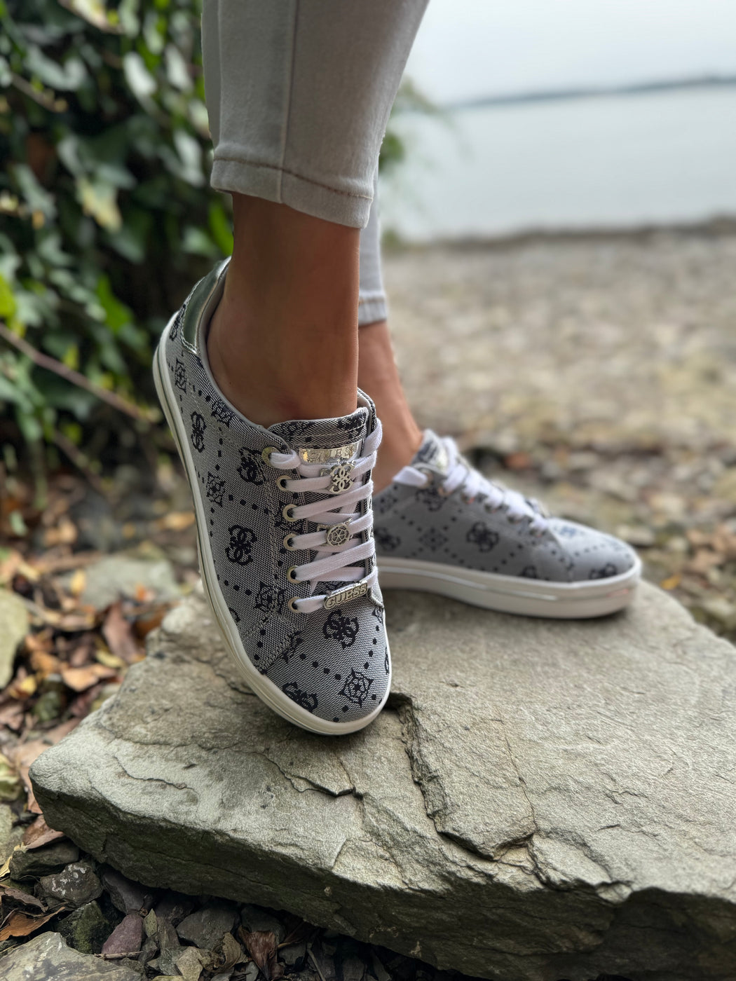 Guess navy silver logo sneaker flytss2fal12