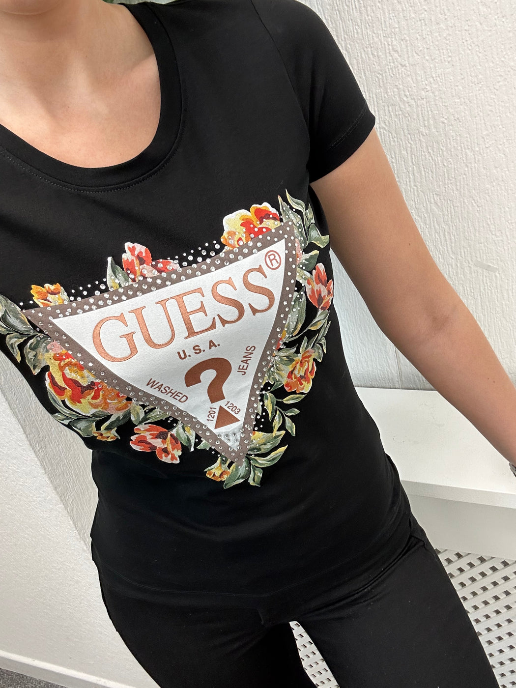 W4GI24J1314 guess black triangle flower logo tee