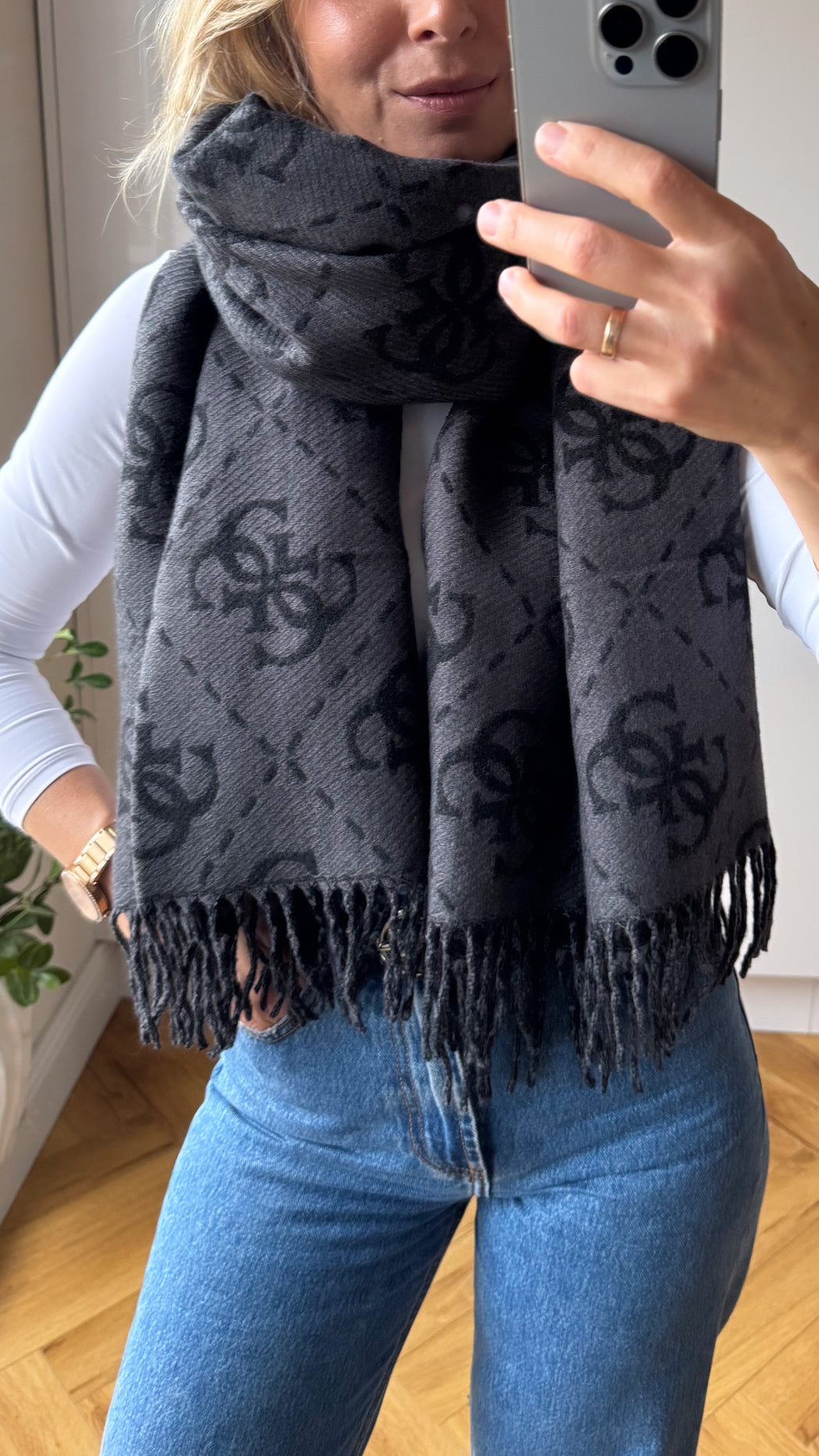 Nolana black  4G logo scarf aw5217vis03