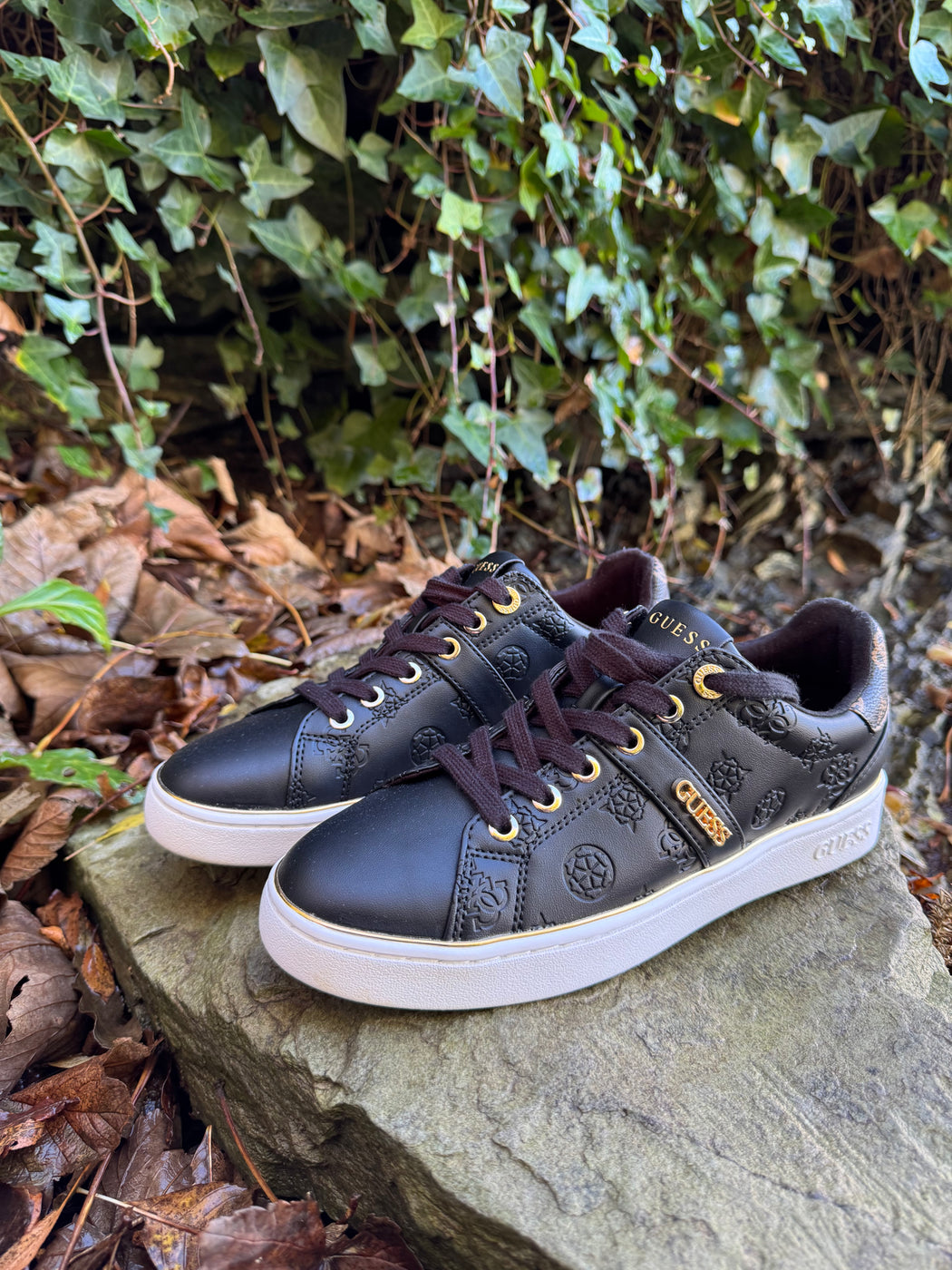 Black guess logo embossed sneaker flfbtzfal12