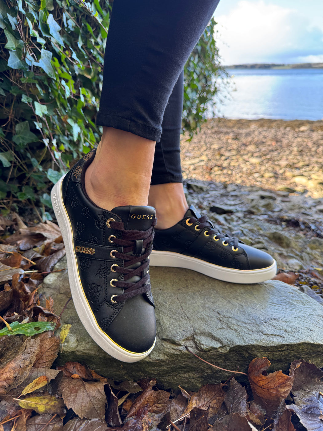 Black guess logo embossed sneaker flfbtzfal12