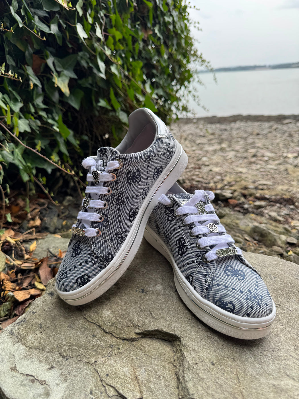 Guess navy silver logo sneaker flytss2fal12